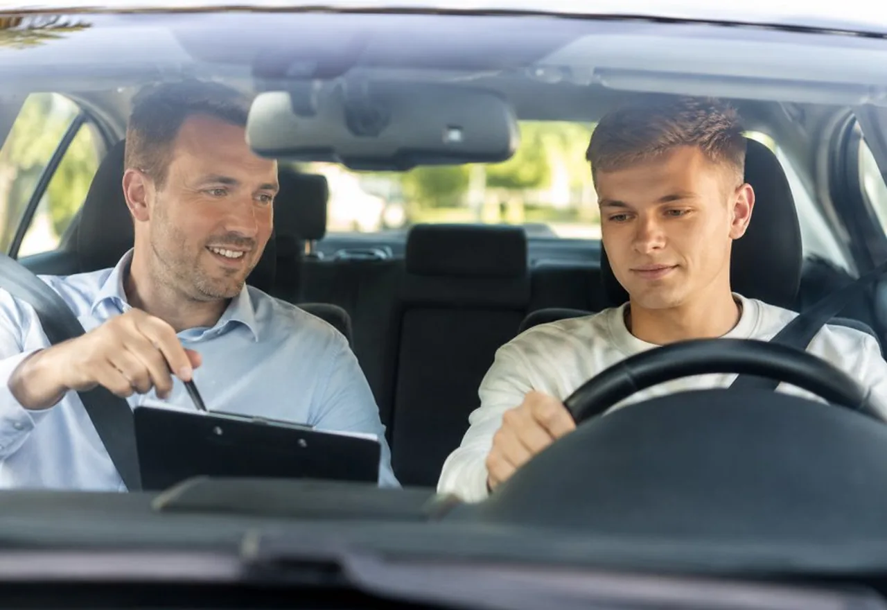 Fahrlehrer und Fahrschüler im Auto